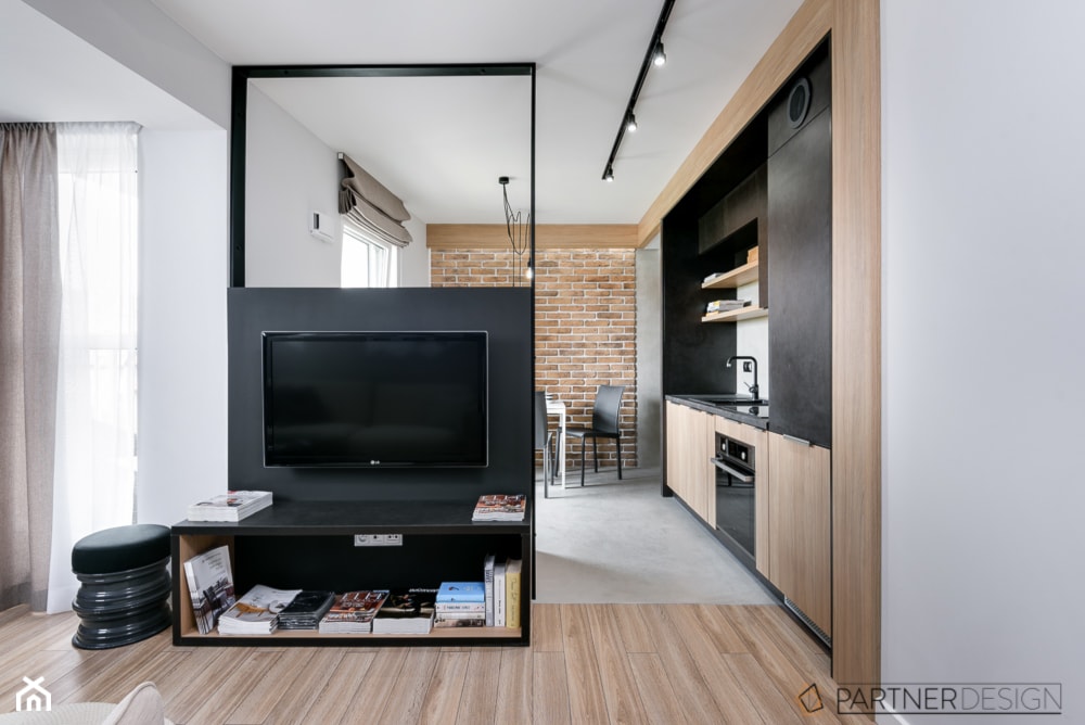 Biały czarny salon z kuchnią z jadalnią z tarasem / balkonem, styl industrialny - zdjęcie od Q2Design - Homebook