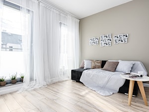 Mieszkanie pokazowe - Duża szara sypialnia z balkonem / tarasem, styl skandynawski - zdjęcie od Q2Design