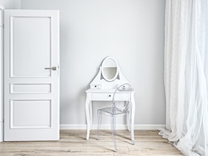 Mieszkanie pokazowe - Średnia biała sypialnia, styl skandynawski - zdjęcie od Q2Design