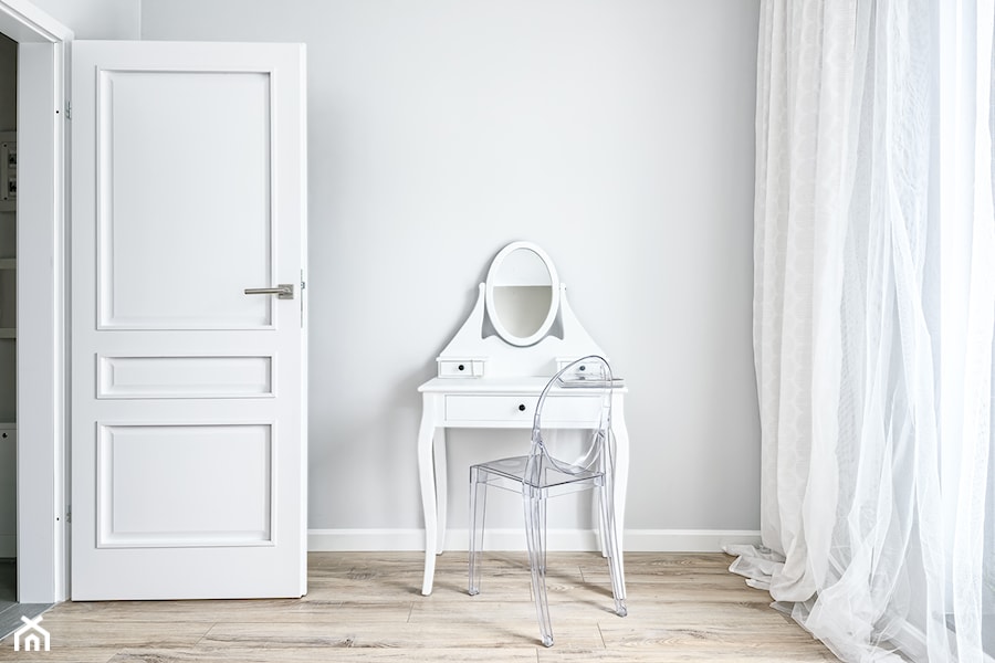 Mieszkanie pokazowe - Średnia biała sypialnia, styl skandynawski - zdjęcie od Q2Design