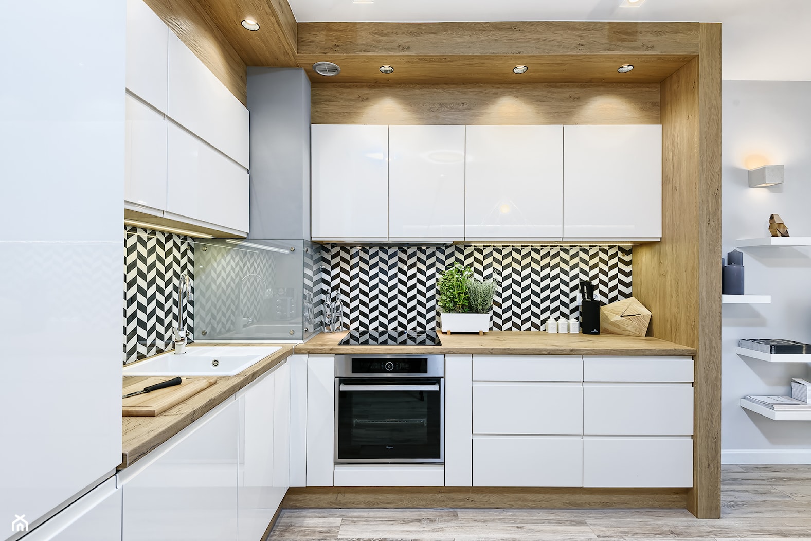 Mieszkanie pokazowe - Średnia z salonem biała z zabudowaną lodówką z nablatowym zlewozmywakiem kuch ... - zdjęcie od Q2Design - Homebook