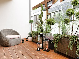 Mieszkanie pokazowe - Średni z podłogą z desek z donicami na kwiaty taras, styl skandynawski - zdjęcie od Q2Design