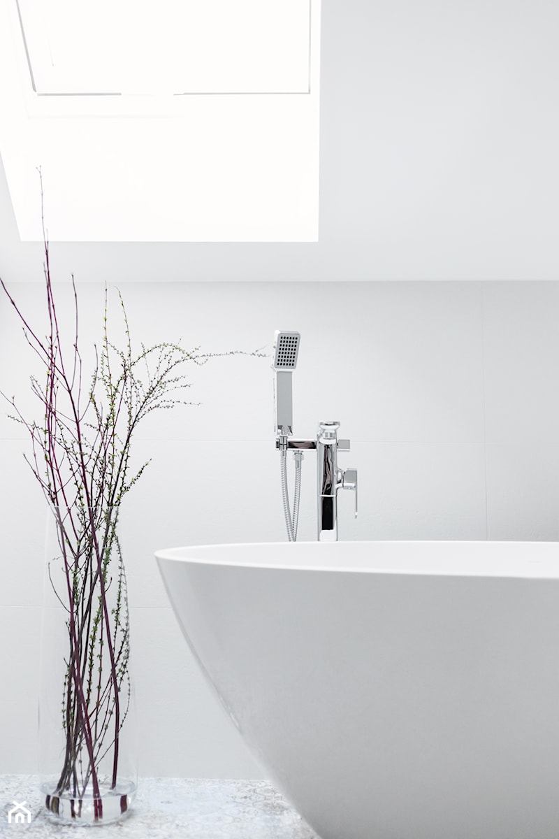 biała łazienka wanna - zdjęcie od Maciejewska Design