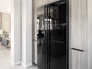 Mieszkanie10 - Otwarta biała z zabudowaną lodówką kuchnia jednorzędowa - zdjęcie od Maciejewska Design