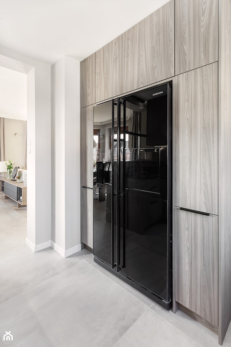 Mieszkanie10 - Otwarta biała z zabudowaną lodówką kuchnia jednorzędowa - zdjęcie od Maciejewska Design