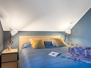 Dom jednorodzinny - Mała biała szara sypialnia na poddaszu, styl nowoczesny - zdjęcie od Maciejewska Design
