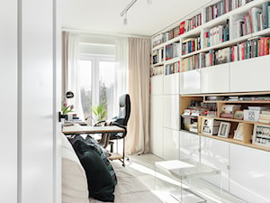 Mieszkanie10 - Średni biały salon z bibiloteczką - zdjęcie od Maciejewska Design
