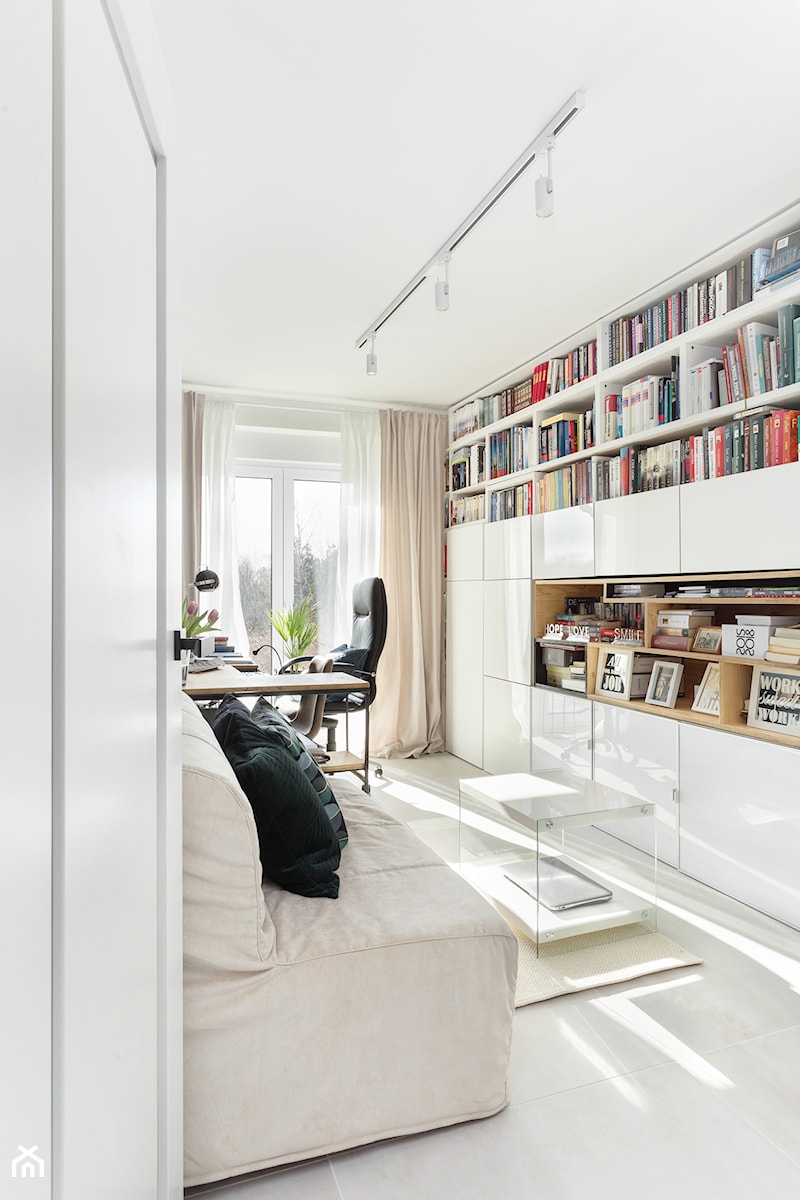 Mieszkanie10 - Średni biały salon z bibiloteczką - zdjęcie od Maciejewska Design