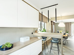 Dom jednorodzinny - Średnia otwarta z salonem szara z zabudowaną lodówką kuchnia w kształcie litery l, styl nowoczesny - zdjęcie od Maciejewska Design