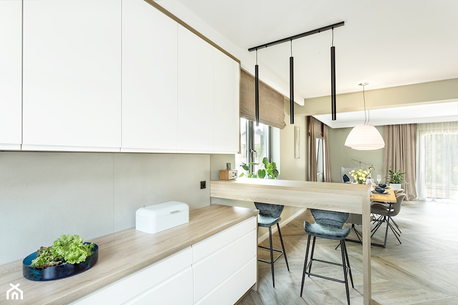 Dom jednorodzinny - Średnia otwarta z salonem szara z zabudowaną lodówką kuchnia w kształcie litery l, styl nowoczesny - zdjęcie od Maciejewska Design
