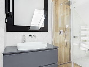 klasyczna łazienka z płytkami drewnopodobnymi i kamiennymi - zdjęcie od Maciejewska Design