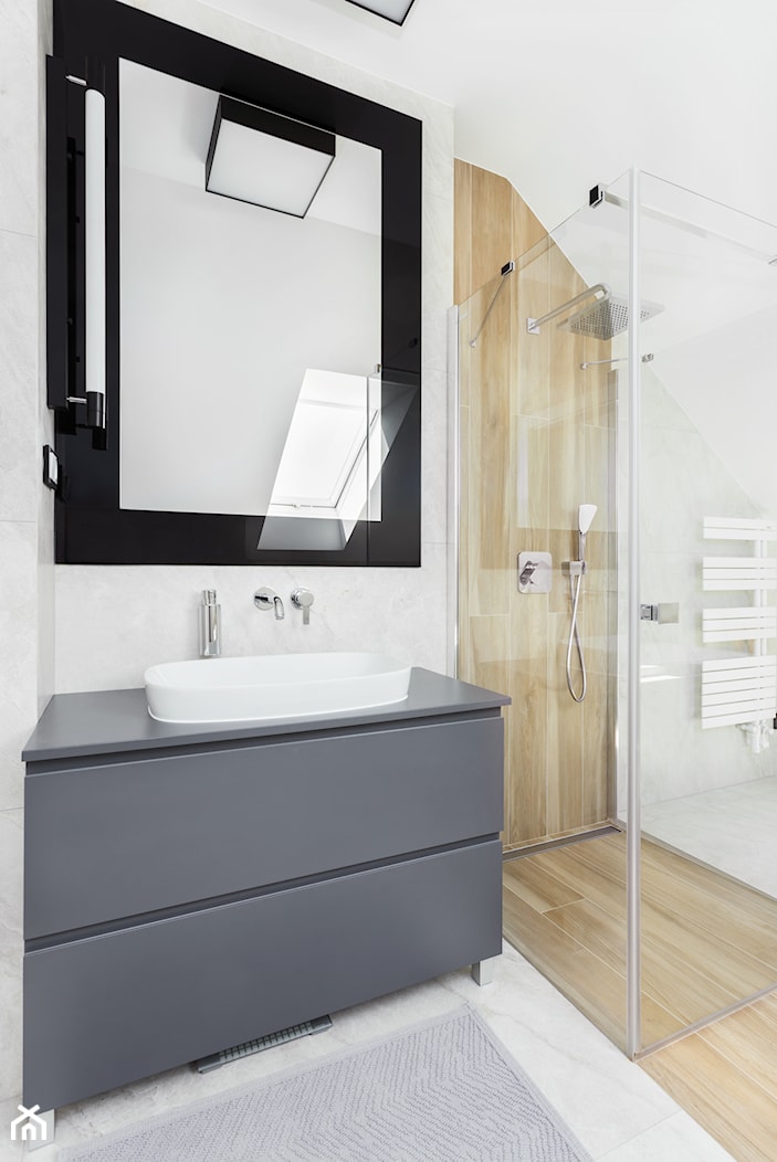 klasyczna łazienka z płytkami drewnopodobnymi i kamiennymi - zdjęcie od Maciejewska Design - Homebook