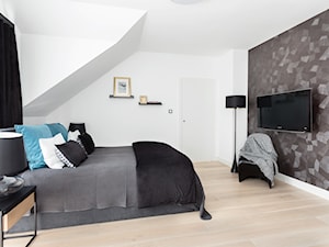 sypialnia z ciemną tapetą i czarnymi aksamitnymi zasłonami - zdjęcie od Maciejewska Design