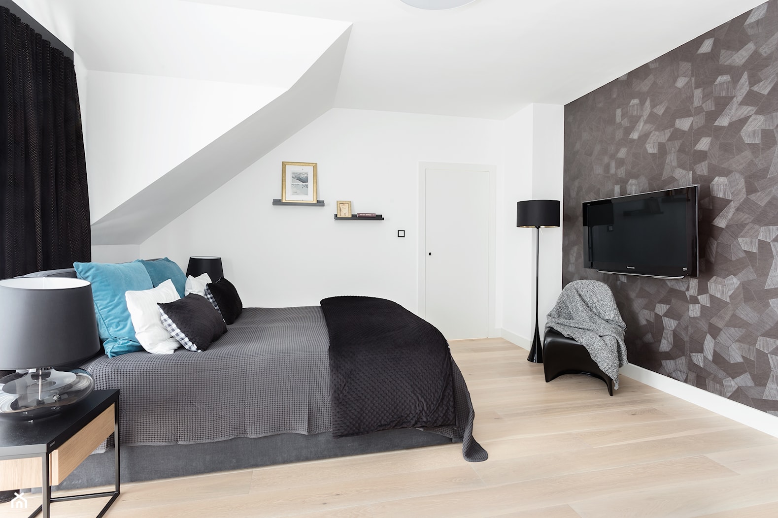 sypialnia z ciemną tapetą i czarnymi aksamitnymi zasłonami - zdjęcie od Maciejewska Design - Homebook