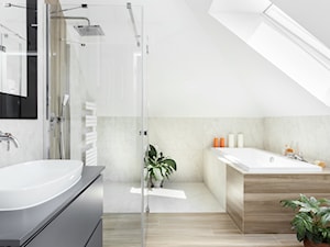 klasyczna łazienka z płytkami drewnopodobnymi i kamiennymi - zdjęcie od Maciejewska Design