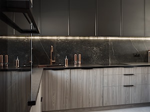 Mieszkanie10 - Duża otwarta z zabudowaną lodówką z podblatowym zlewozmywakiem kuchnia w kształcie litery l z marmurem nad blatem kuchennym - zdjęcie od Maciejewska Design