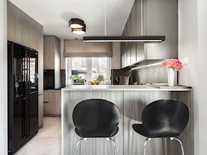 Mieszkanie10 - Średnia otwarta z kamiennym blatem biała czarna z zabudowaną lodówką kuchnia w kształcie litery g z oknem - zdjęcie od Maciejewska Design