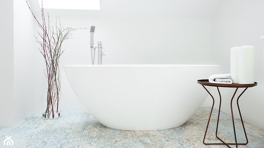 biała łazienka wanna - zdjęcie od Maciejewska Design