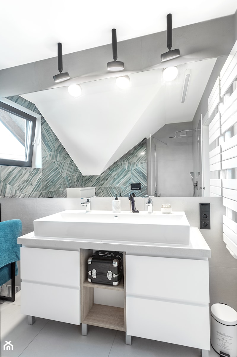 Dom jednorodzinny - Średnia na poddaszu z lustrem z dwoma umywalkami łazienka z oknem, styl nowoczesny - zdjęcie od Maciejewska Design