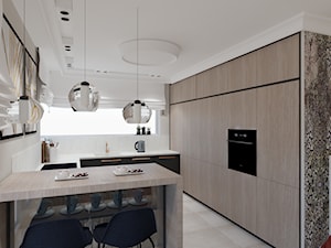 Salon kuchnia i oranżeria w wersji klasycznej - Średnia otwarta biała z zabudowaną lodówką z podblatowym zlewozmywakiem kuchnia w kształcie litery u z oknem - zdjęcie od Maciejewska Design
