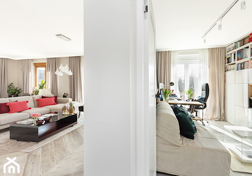 Mieszkanie10 - Średni beżowy biały salon z bibiloteczką - zdjęcie od Maciejewska Design