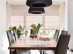 czarne lampy nad stołem - zdjęcie od Maciejewska Design