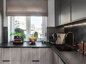 Mieszkanie10 - Mała otwarta z kamiennym blatem biała czarna z podblatowym zlewozmywakiem kuchnia w kształcie litery l z oknem - zdjęcie od Maciejewska Design
