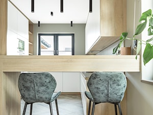 Dom jednorodzinny - Średnia otwarta szara z zabudowaną lodówką kuchnia w kształcie litery g z oknem, styl nowoczesny - zdjęcie od Maciejewska Design