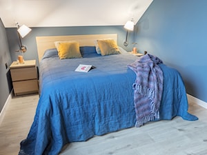 Dom jednorodzinny - Mała biała niebieska sypialnia na poddaszu, styl nowoczesny - zdjęcie od Maciejewska Design