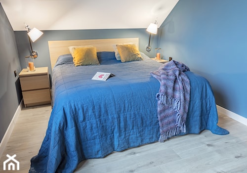 Dom jednorodzinny - Mała biała niebieska sypialnia na poddaszu, styl nowoczesny - zdjęcie od Maciejewska Design
