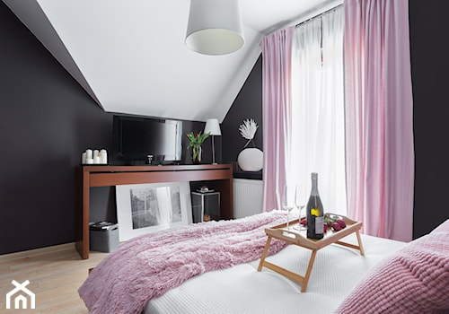 Mieszkanie10 - Mała biała czarna sypialnia na poddaszu - zdjęcie od Maciejewska Design