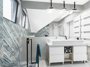 Dom jednorodzinny - Średnia na poddaszu z lustrem z dwoma umywalkami łazienka z oknem - zdjęcie od Maciejewska Design