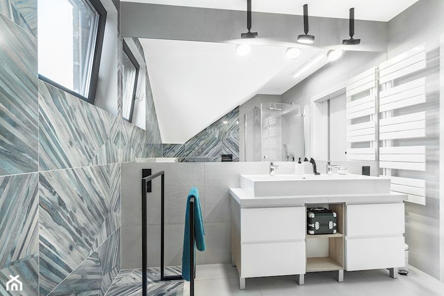 Dom jednorodzinny - Średnia na poddaszu z lustrem z dwoma umywalkami łazienka z oknem - zdjęcie od Maciejewska Design