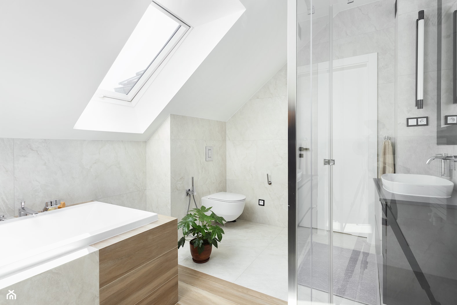 klasyczna łazienka z płytkami drewnopodobnymi i kamiennymi - zdjęcie od Maciejewska Design - Homebook