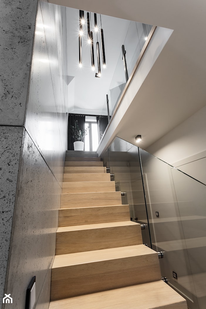 schody z bielonego dębu z płytami betonowymi na ścianie - zdjęcie od Maciejewska Design - Homebook
