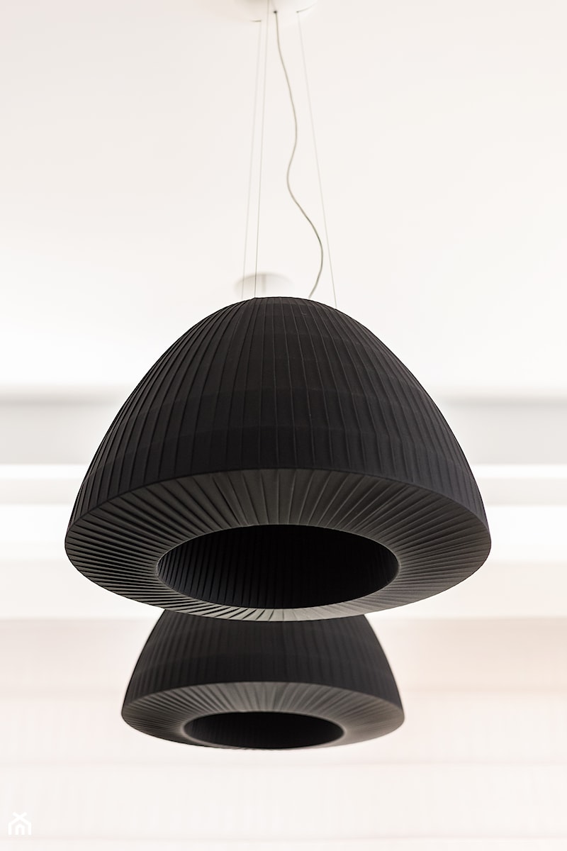 ciemne lampy nad stołem - zdjęcie od Maciejewska Design