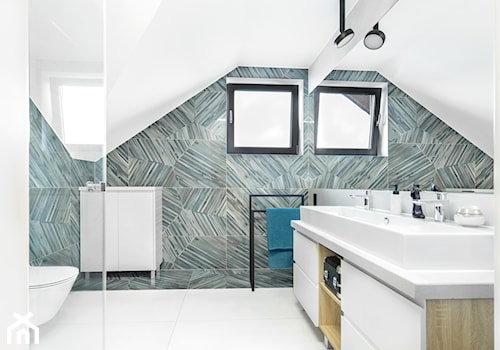 Dom jednorodzinny - Mała na poddaszu z lustrem z dwoma umywalkami łazienka z oknem, styl nowoczesny - zdjęcie od Maciejewska Design