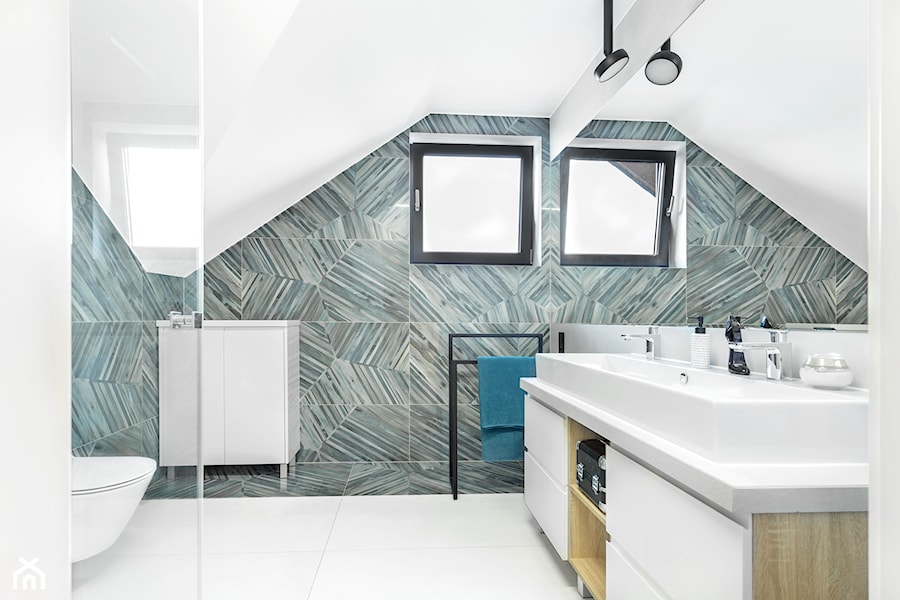 Dom jednorodzinny - Mała na poddaszu z lustrem z dwoma umywalkami łazienka z oknem, styl nowoczesny - zdjęcie od Maciejewska Design