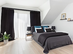 sypialnia z ciemną tapetą i czarnymi aksamitnymi zasłonami - zdjęcie od Maciejewska Design