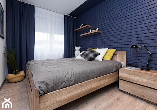 mieszkanie gorskie - Mała biała niebieska sypialnia, styl skandynawski - zdjęcie od Anna Krzak architektura wnętrz