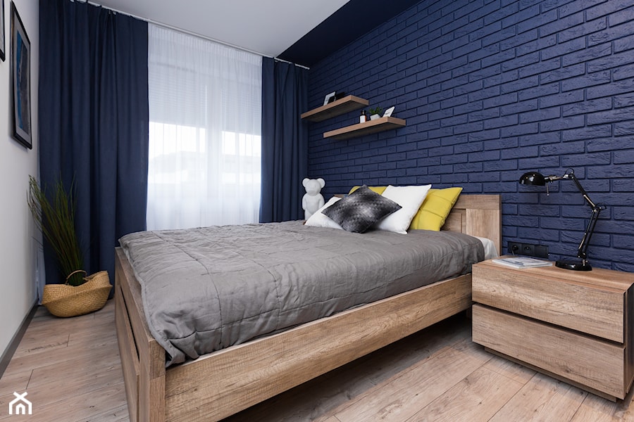 mieszkanie gorskie - Mała biała niebieska sypialnia, styl skandynawski - zdjęcie od Anna Krzak architektura wnętrz