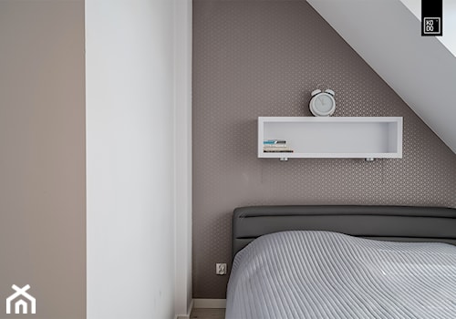 OSIEDLE PRZY ZAMKU WROCŁAW_02 - Mała biała brązowa szara sypialnia na poddaszu, styl nowoczesny - zdjęcie od KODO projekty i realizacje wnętrz