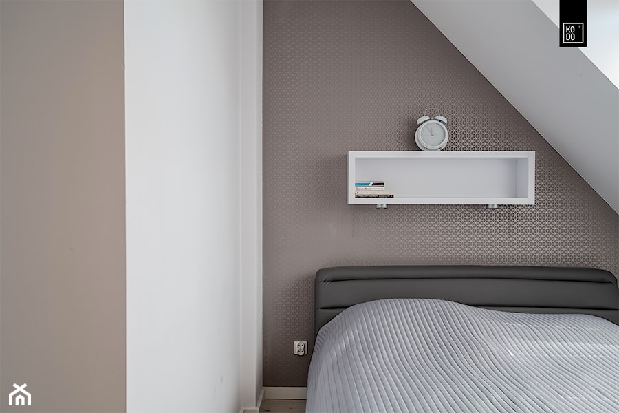 OSIEDLE PRZY ZAMKU WROCŁAW_02 - Mała biała brązowa szara sypialnia na poddaszu, styl nowoczesny - zdjęcie od KODO projekty i realizacje wnętrz
