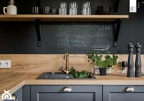 LIROWA - STYL LOFT - Średnia z salonem czarna z nablatowym zlewozmywakiem kuchnia w kształcie litery l, styl industrialny - zdjęcie od KODO projekty i realizacje wnętrz