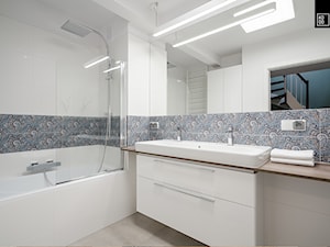 OSIEDLE PRZY ZAMKU WROCŁAW - Średnia bez okna z dwoma umywalkami łazienka, styl nowoczesny - zdjęcie od KODO projekty i realizacje wnętrz