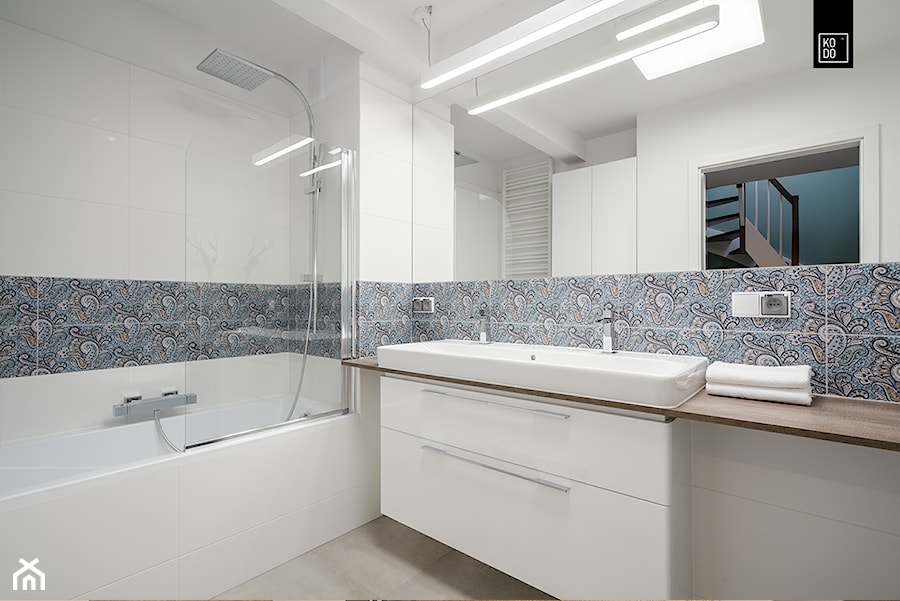 OSIEDLE PRZY ZAMKU WROCŁAW - Średnia bez okna z dwoma umywalkami łazienka, styl nowoczesny - zdjęcie od KODO projekty i realizacje wnętrz