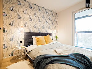 WNĘTRZE Z PASJĄ - Średnia biała niebieska sypialnia, styl nowoczesny - zdjęcie od KODO projekty i realizacje wnętrz