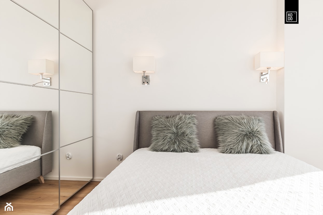 KLASYCZNIE W BIELI - Mała biała sypialnia, styl glamour - zdjęcie od KODO projekty i realizacje wnętrz - Homebook
