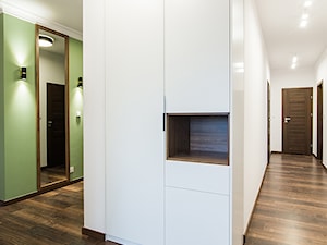 Apartament Kolonialny - Średni biały zielony hol / przedpokój, styl tradycyjny - zdjęcie od KODO projekty i realizacje wnętrz