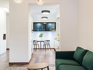 Apartament Kolonialny - Mały biały salon, styl tradycyjny - zdjęcie od KODO projekty i realizacje wnętrz